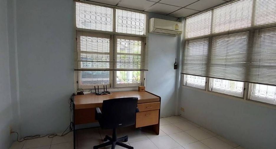 Haus zur Miete mit 3 Zimmer in Huai Khwang, Bangkok