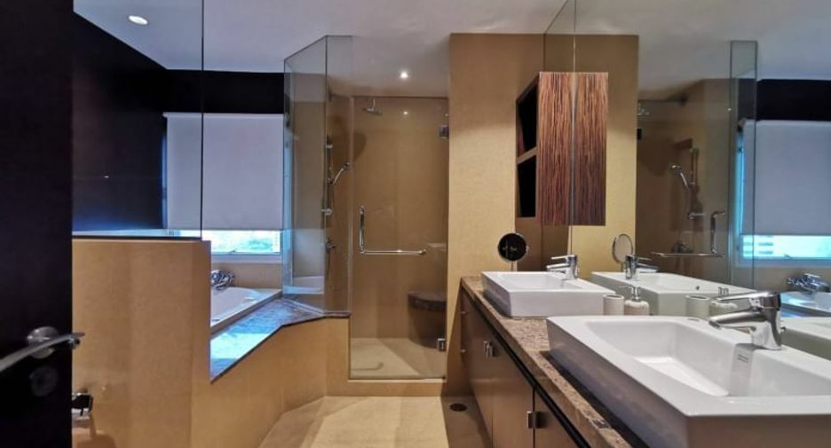 For rent 4 bedrooms apartment in Pathum Wan, Bangkok