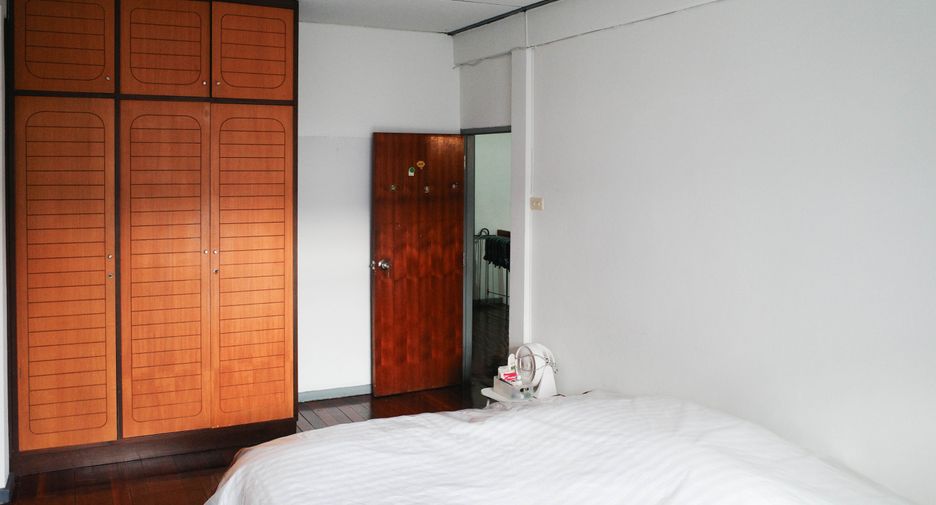 For sale 3 bedrooms townhouse in Bang Sue, Bangkok