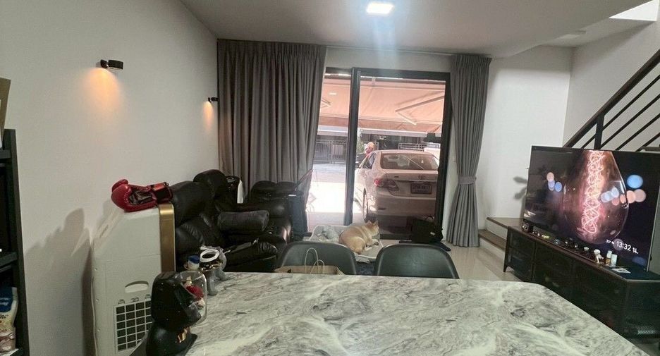 For sale 3 bedrooms townhouse in Prawet, Bangkok