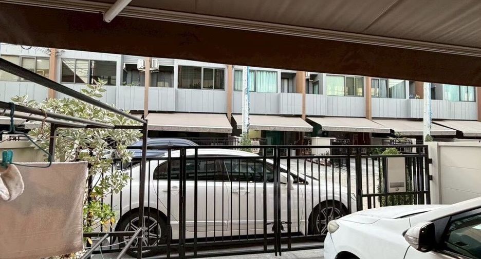 For sale 3 bedrooms townhouse in Prawet, Bangkok