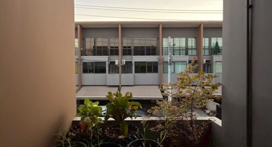 For sale 3 bedrooms townhouse in Prawet, Bangkok