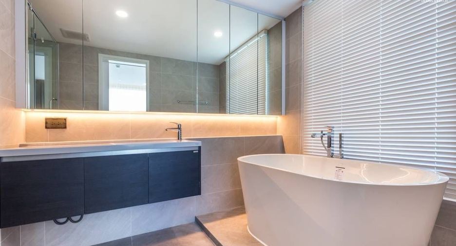 For rent 3 bedrooms condo in Khlong Toei, Bangkok