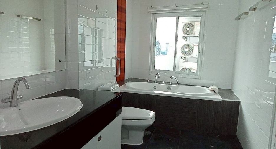 For rent 3 bedrooms condo in Watthana, Bangkok