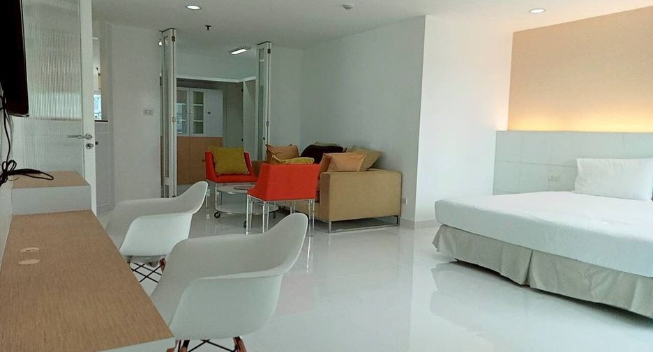 For rent 3 bedrooms condo in Watthana, Bangkok