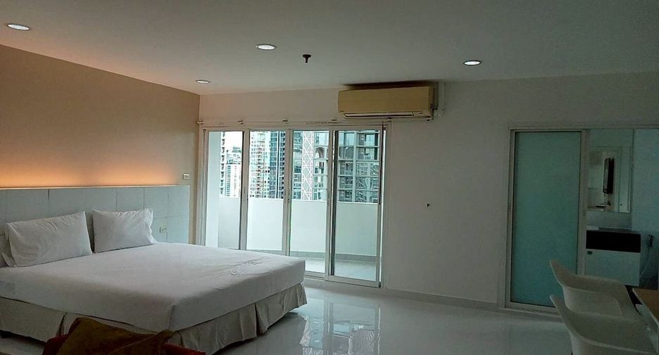 For rent 3 bedrooms condo in Watthana, Bangkok