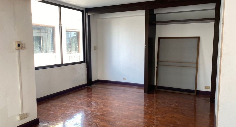 À louer 4 chambres maison à Huai Khwang, Bangkok
