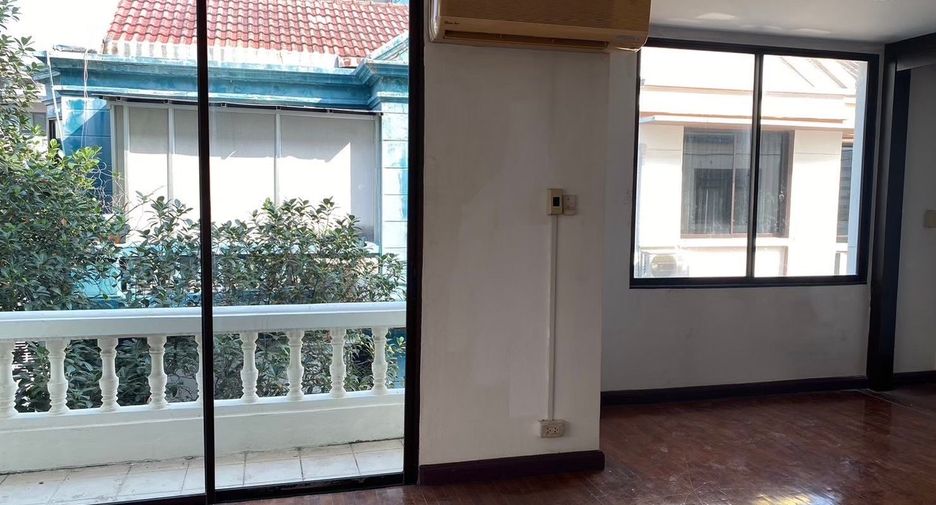 À louer 4 chambres maison à Huai Khwang, Bangkok