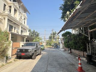 For rent 4 bedrooms house in Huai Khwang, Bangkok