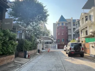 For rent 4 bedrooms house in Huai Khwang, Bangkok