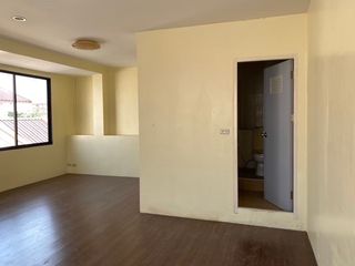 For rent 4 bedrooms house in Huai Khwang, Bangkok