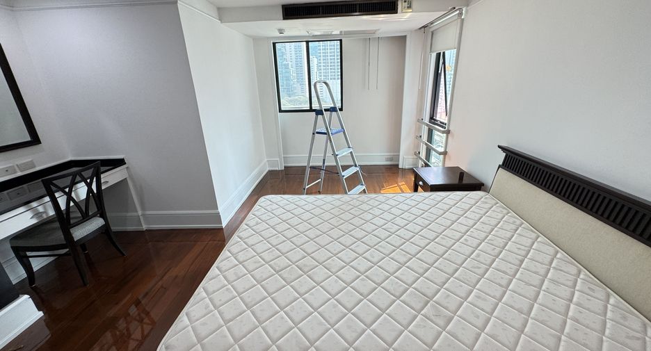 For rent 3 bedrooms apartment in Watthana, Bangkok