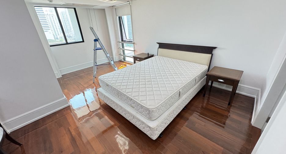 For rent 3 bedrooms apartment in Watthana, Bangkok