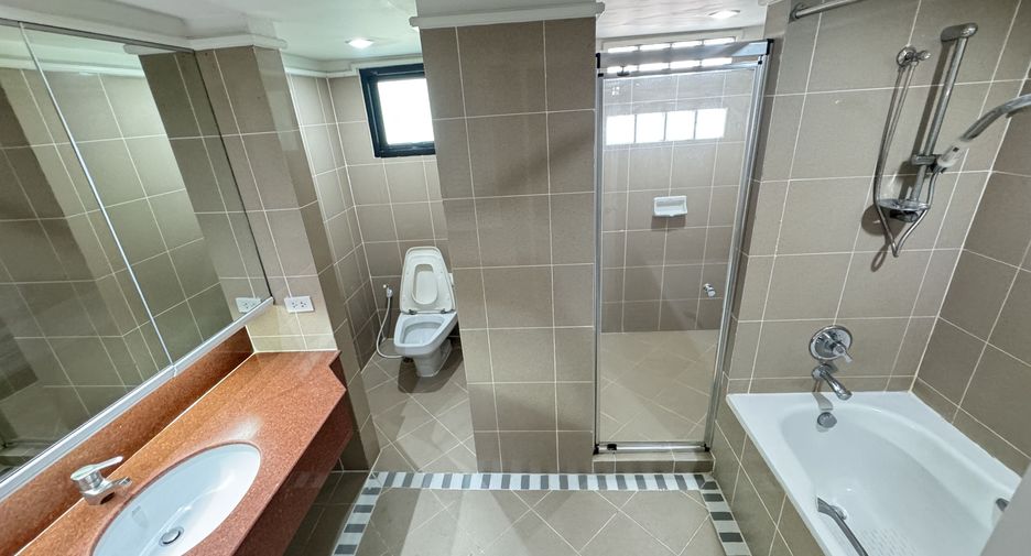 For rent 3 bedrooms apartment in Watthana, Bangkok