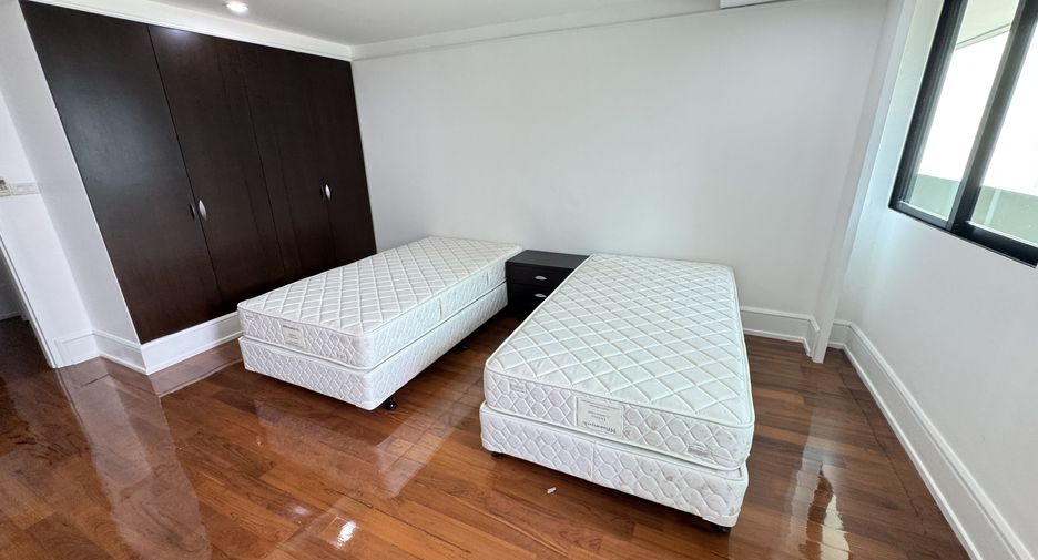 For rent 3 bedrooms apartment in Watthana, Bangkok