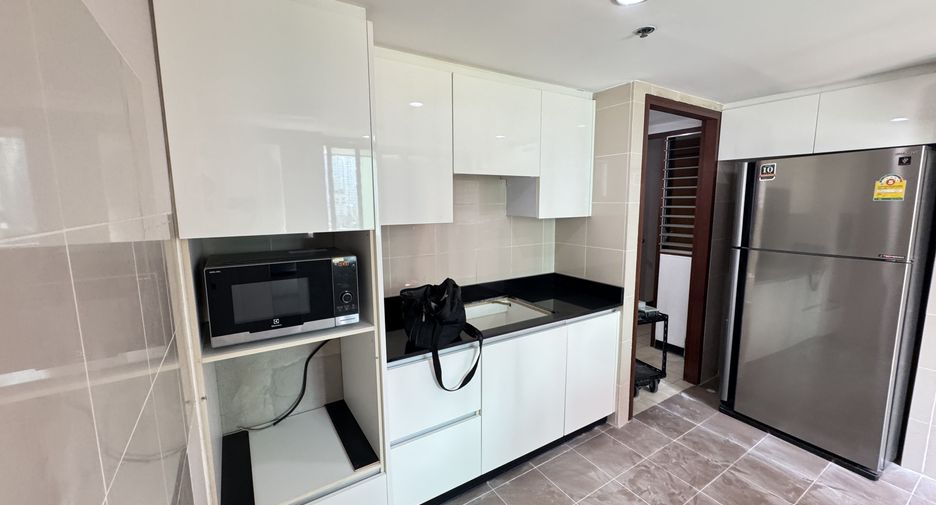 For rent 3 bedrooms apartment in Watthana, Bangkok