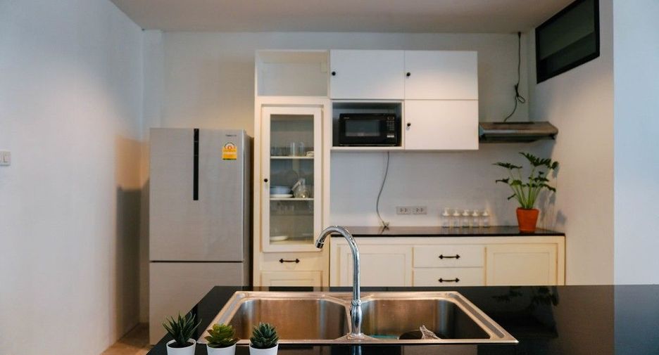 For rent 3 bedrooms townhouse in Watthana, Bangkok