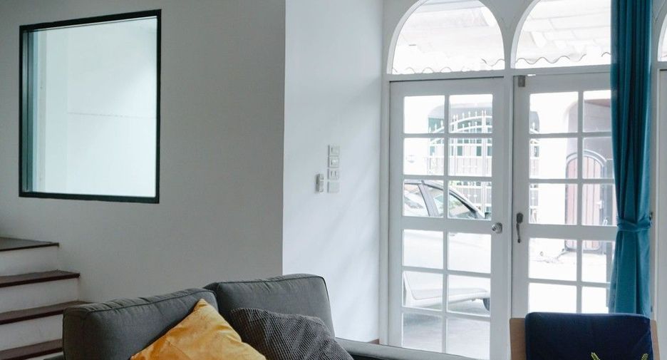 For rent 3 bedrooms townhouse in Watthana, Bangkok