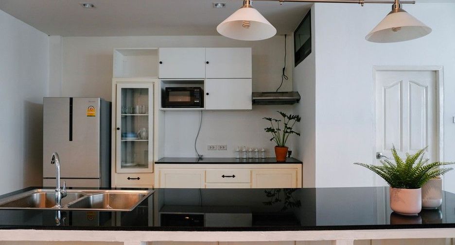 For rent 3 bedrooms townhouse in Watthana, Bangkok