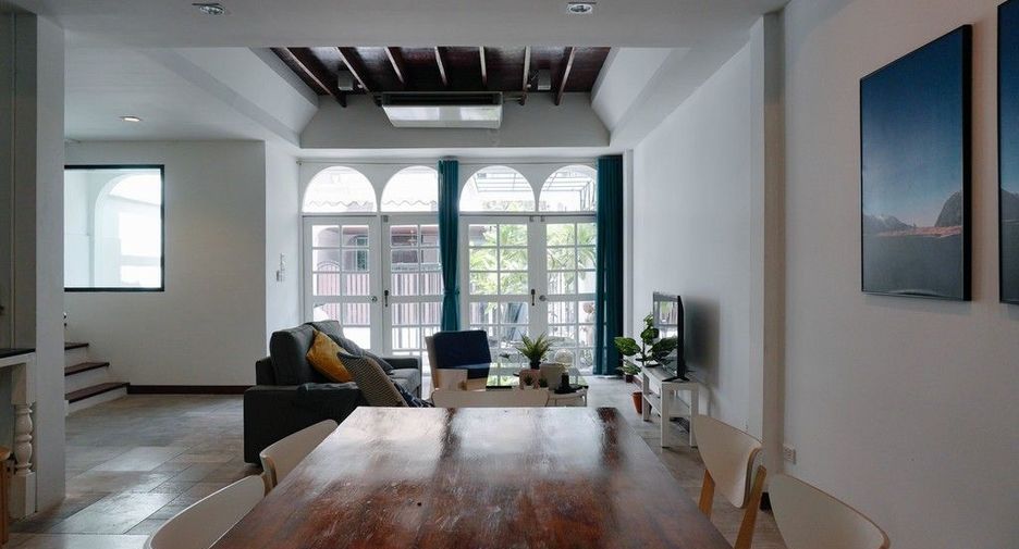 For rent 3 bedrooms townhouse in Watthana, Bangkok