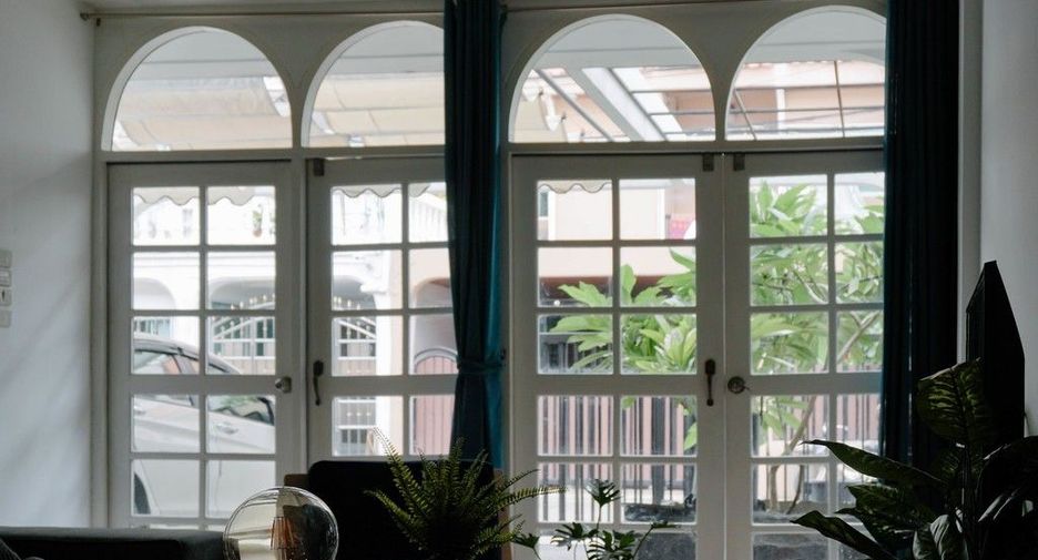 For rent 3 bedrooms townhouse in Watthana, Bangkok