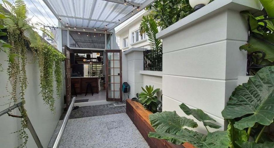 For sale 1 bed townhouse in Phaya Thai, Bangkok