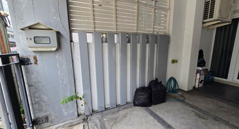 For sale and for rent 3 bedrooms townhouse in Wang Thonglang, Bangkok