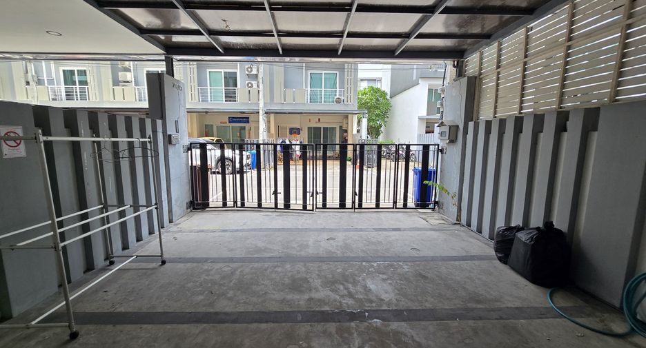 For sale and for rent 3 bedrooms townhouse in Wang Thonglang, Bangkok