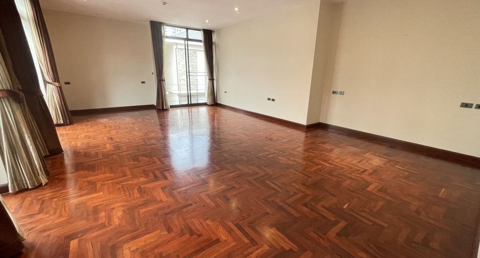 For rent 4 bedrooms villa in Khlong Toei, Bangkok