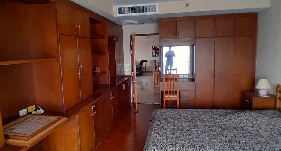 For rent 2 bedrooms condo in Sathon, Bangkok