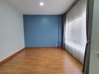 Casa adosada en alquiler de 3 habitaciones en Sai Mai, Bangkok
