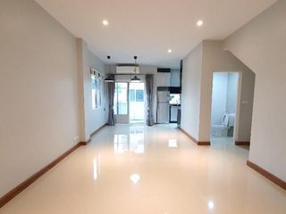 Casa adosada en alquiler de 3 habitaciones en Sai Mai, Bangkok