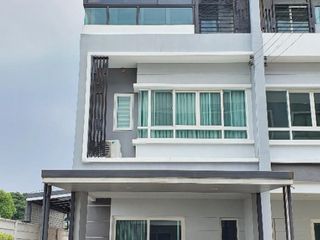 Casa adosada en alquiler de 3 habitaciones en Sai Mai, Bangkok