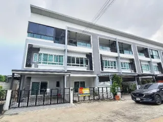 Casa adosada en alquiler de 3 habitaciones en Sai Mai, Bangkok