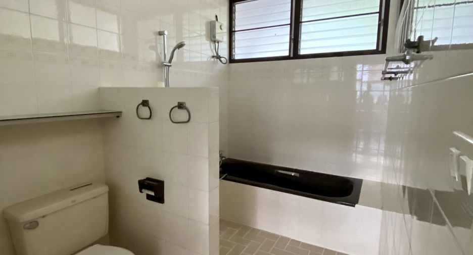 For rent 3 bedrooms townhouse in Watthana, Bangkok