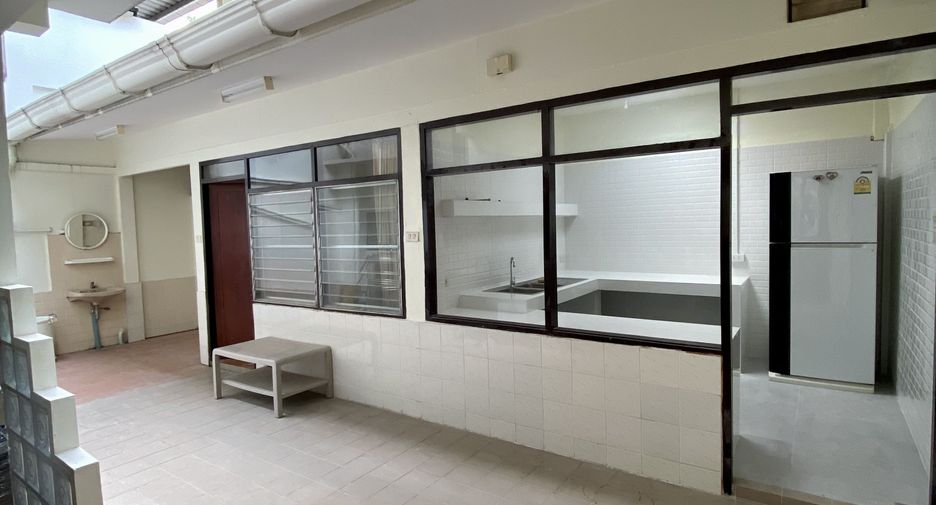 For rent 3 bedrooms townhouse in Watthana, Bangkok