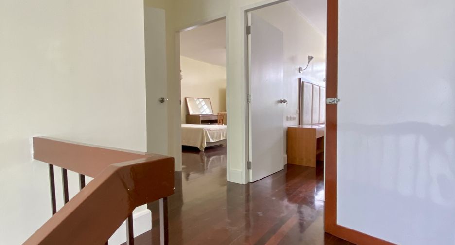 For rent 3 bedrooms townhouse in Watthana, Bangkok