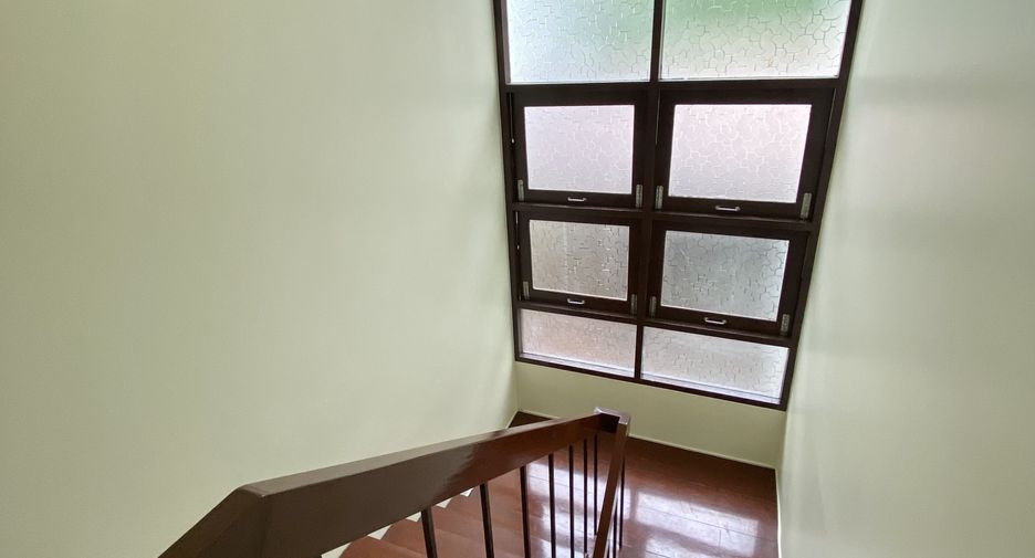 For rent 3 bedrooms townhouse in Watthana, Bangkok