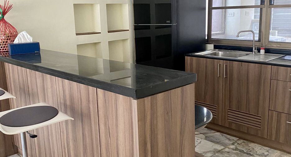 For rent 3 bedrooms townhouse in Watthana, Bangkok