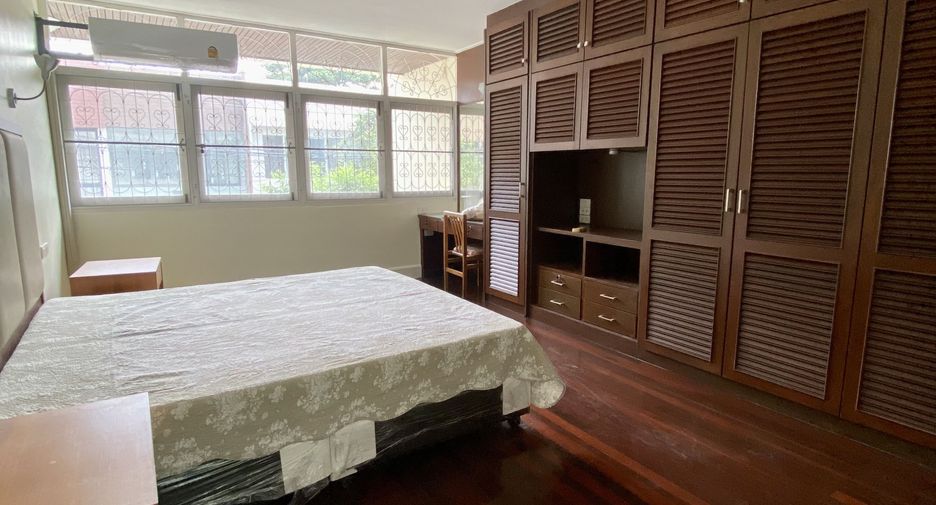 For rent 3 bedrooms townhouse in Watthana, Bangkok