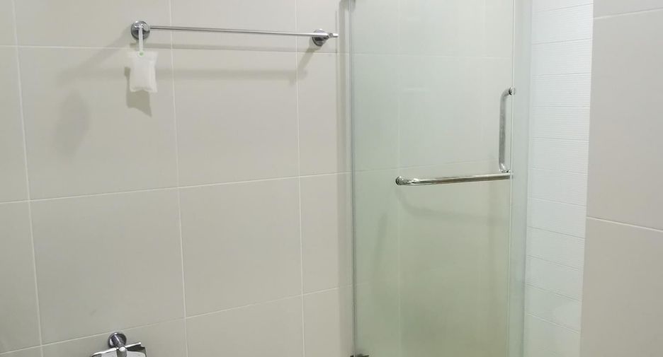 For rent 3 bedrooms condo in Huai Khwang, Bangkok