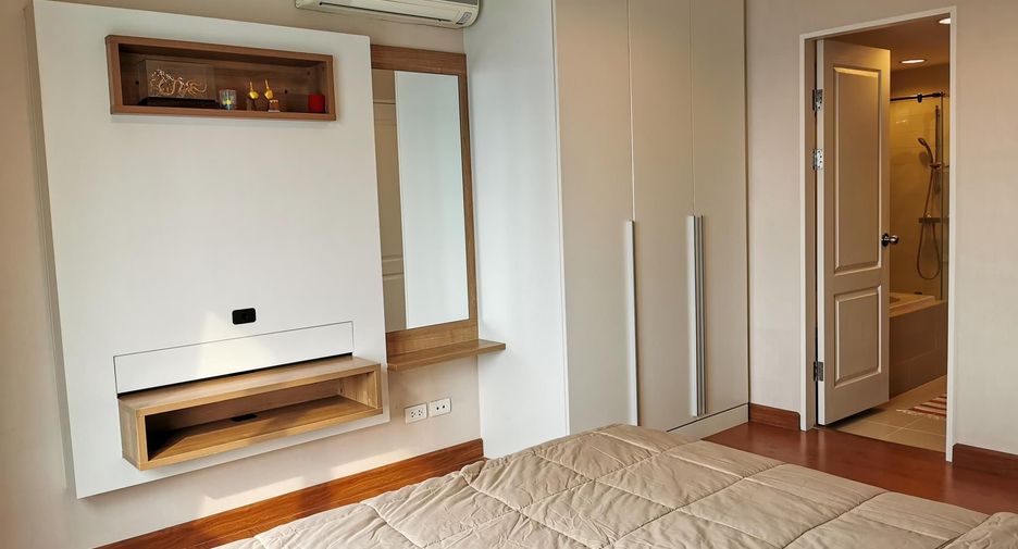 For rent 3 bedrooms condo in Huai Khwang, Bangkok