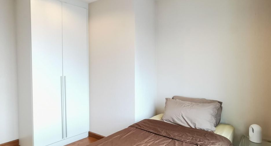 For rent 3 bedrooms condo in Huai Khwang, Bangkok