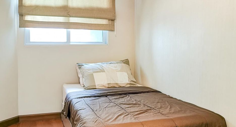 For rent 3 bedrooms condo in Huai Khwang, Bangkok