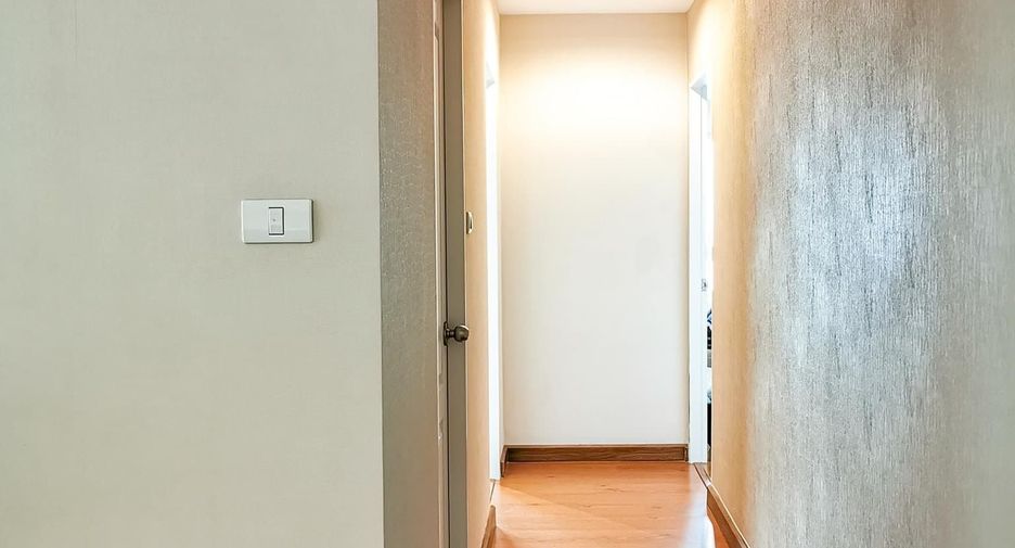For rent 3 bedrooms condo in Huai Khwang, Bangkok