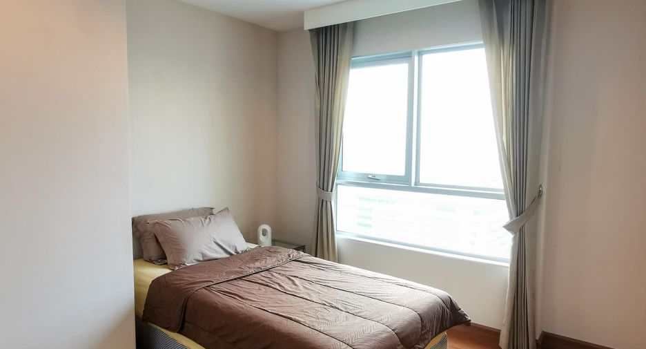 For rent 3 bedrooms condo in Huai Khwang, Bangkok