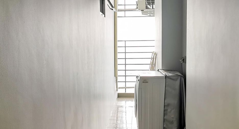 For rent 3 bedrooms condo in Huai Khwang, Bangkok