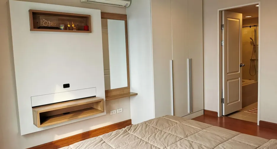 For rent 3 bedrooms condo in Huai Khwang, Bangkok