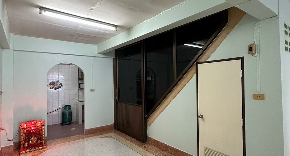 For sale 3 bedrooms townhouse in Thon Buri, Bangkok