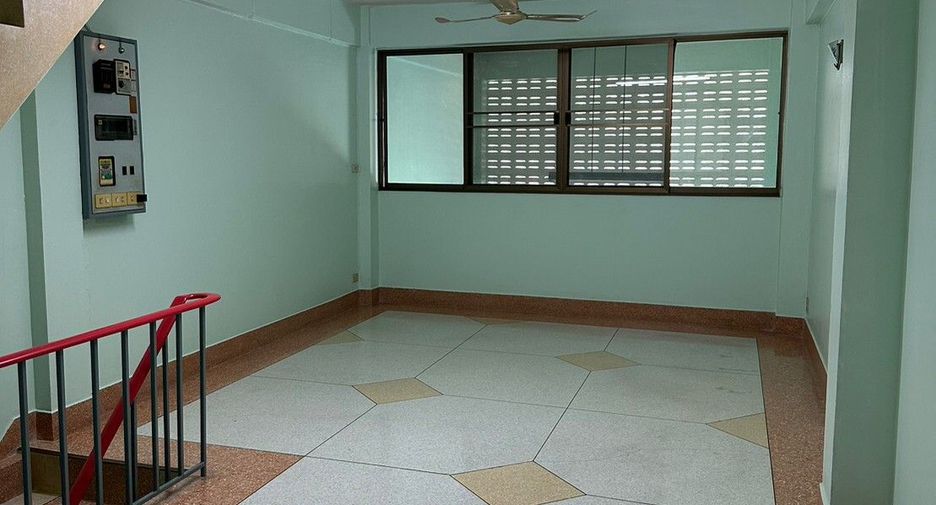 For sale 3 bedrooms townhouse in Thon Buri, Bangkok